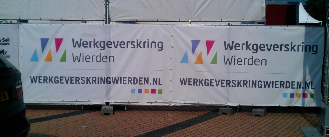 Spandoeken en Vlaggen, Werkgeverskrijg Wierden
